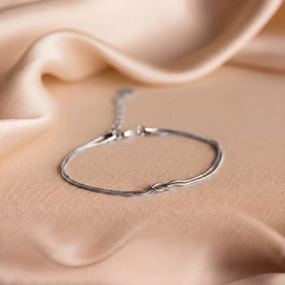 Forever Knot Armband – Ein bedeutungsvolles Geschenk für Paare, beste Freunde und die Familie